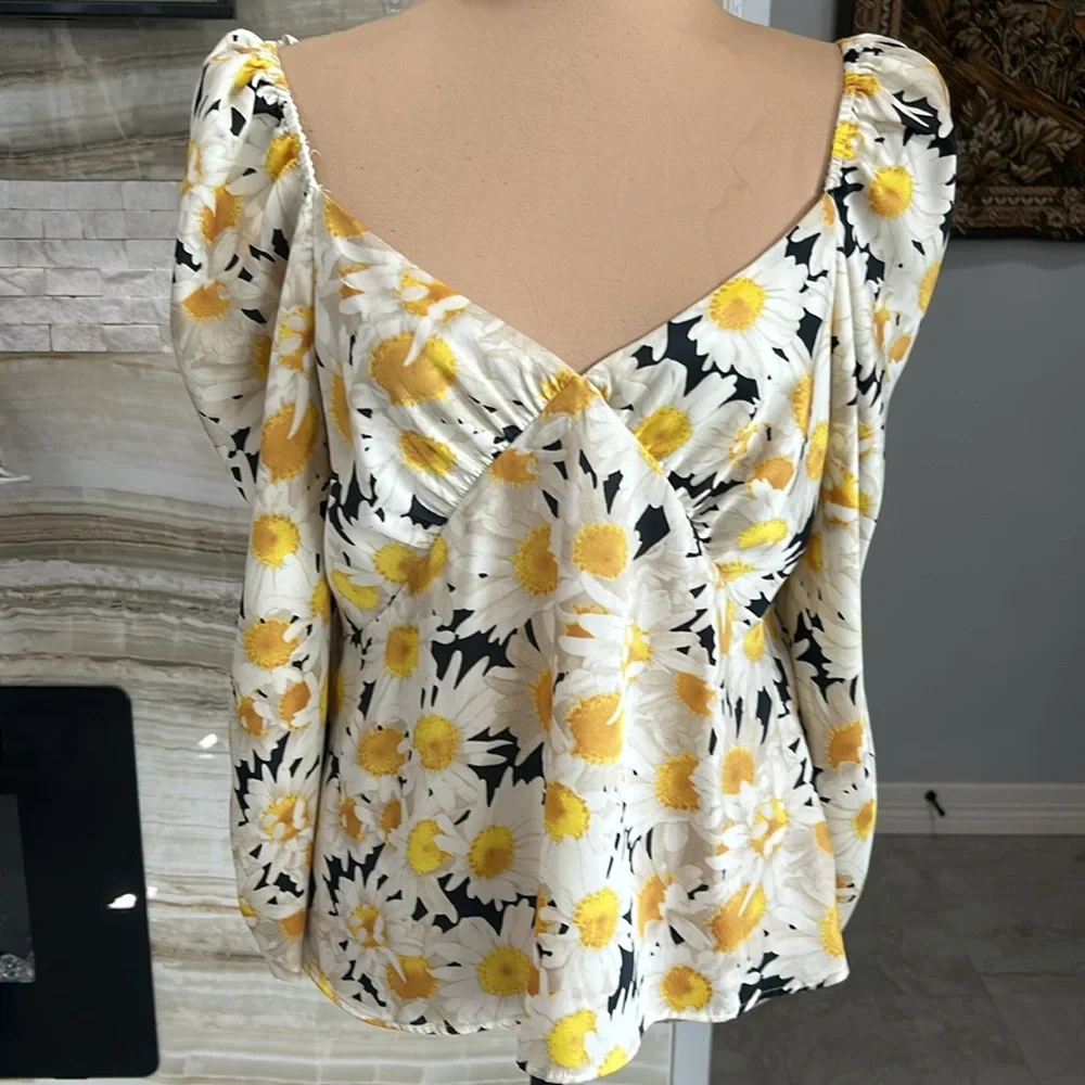 Zara‎ Sunflower Puff Sleeve Top. Size L (274)